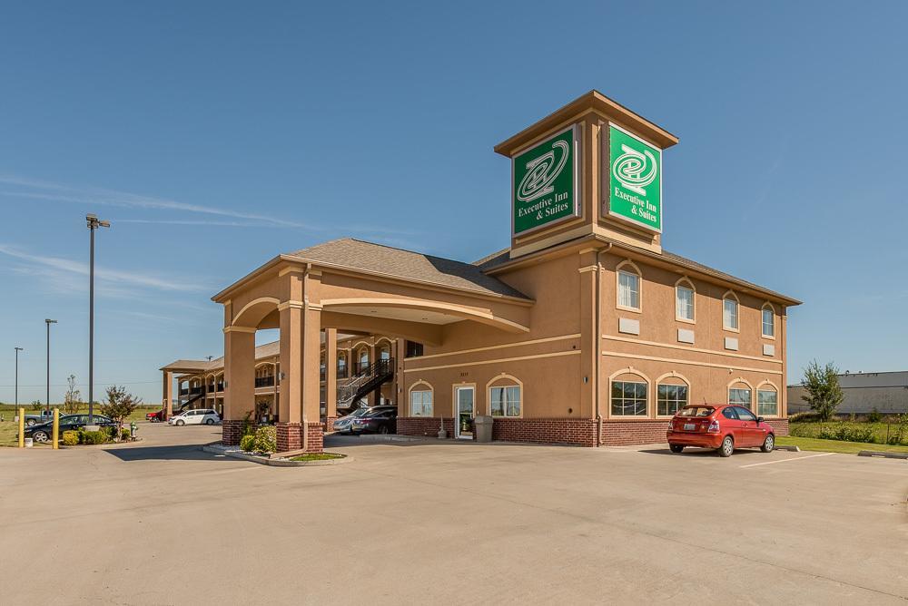 Executive Inn & Suites Cushing Bagian luar foto