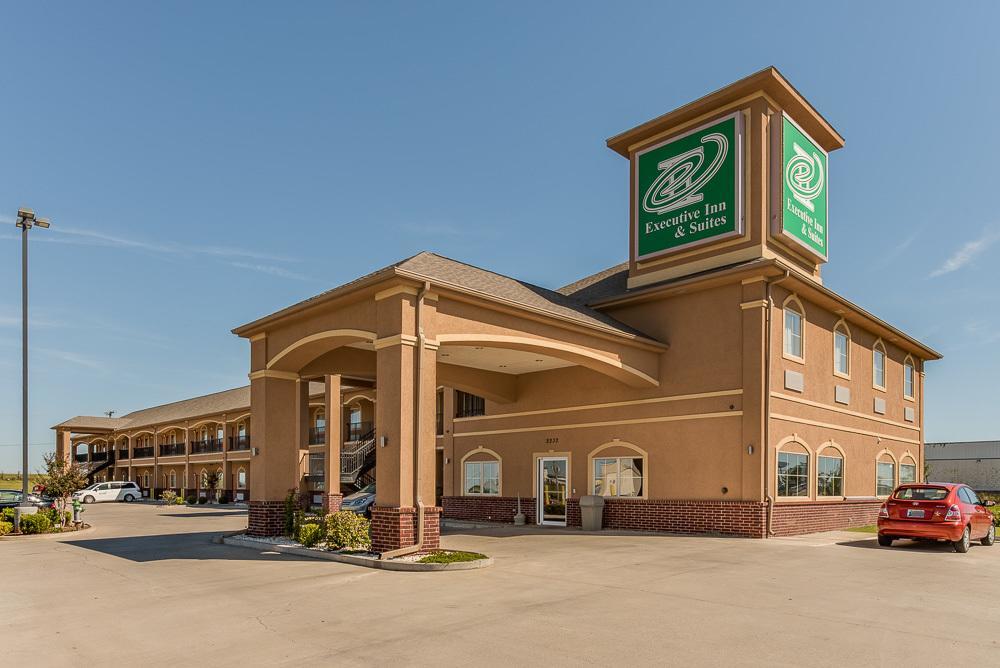 Executive Inn & Suites Cushing Bagian luar foto