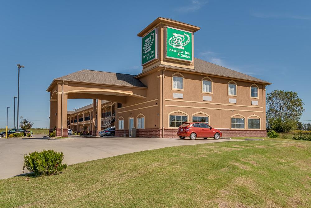 Executive Inn & Suites Cushing Bagian luar foto