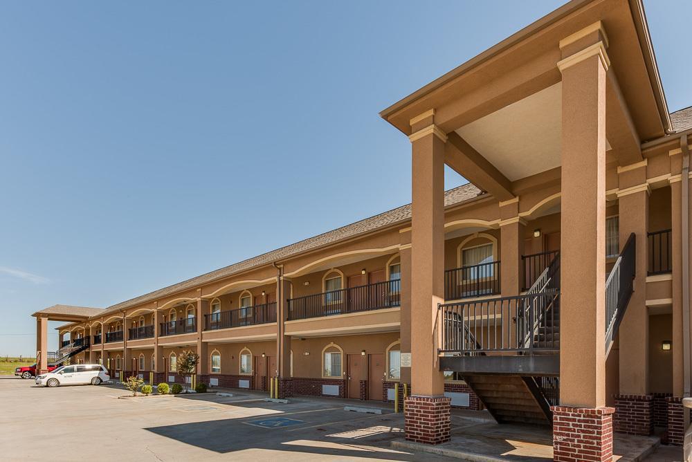 Executive Inn & Suites Cushing Bagian luar foto