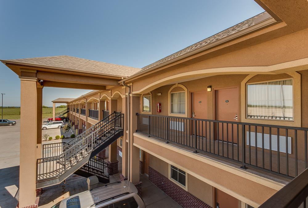 Executive Inn & Suites Cushing Bagian luar foto