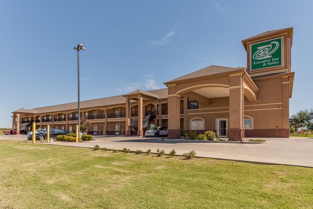 Executive Inn & Suites Cushing Bagian luar foto